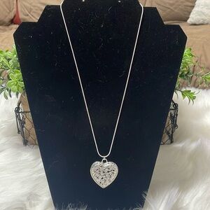 -00093 NWOT ELEGANT VINTAGE HOLLOW HEART PENDANT NECKLACE.